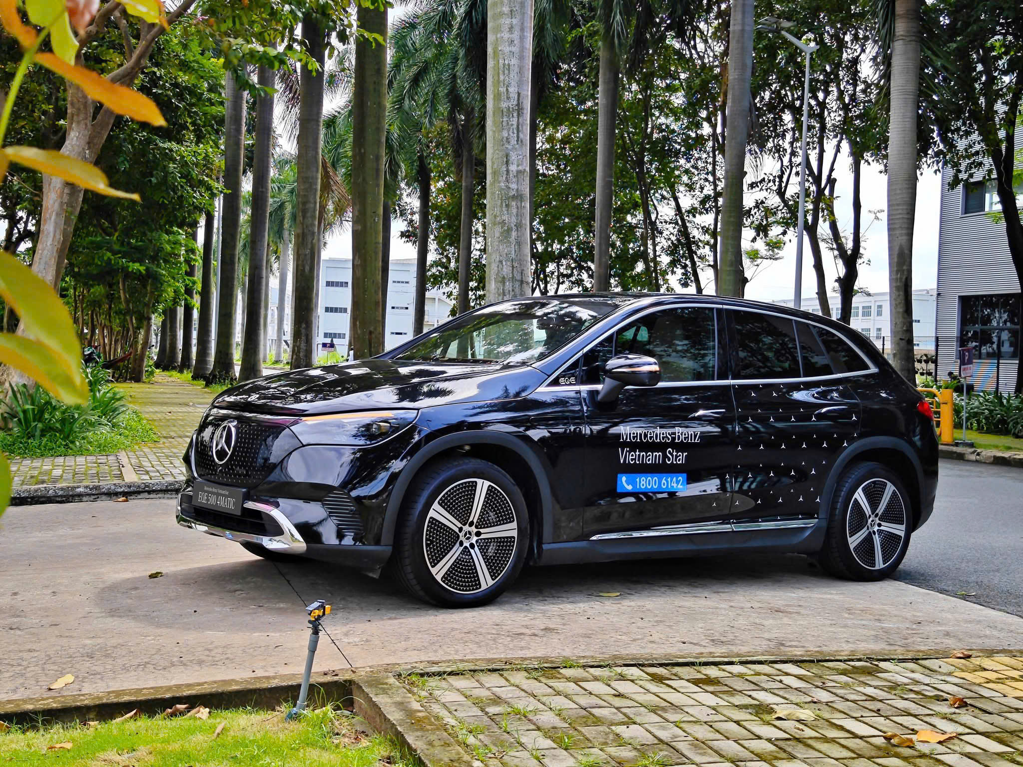 Hàng ghế 2 của Mercedes EQE500 SUV