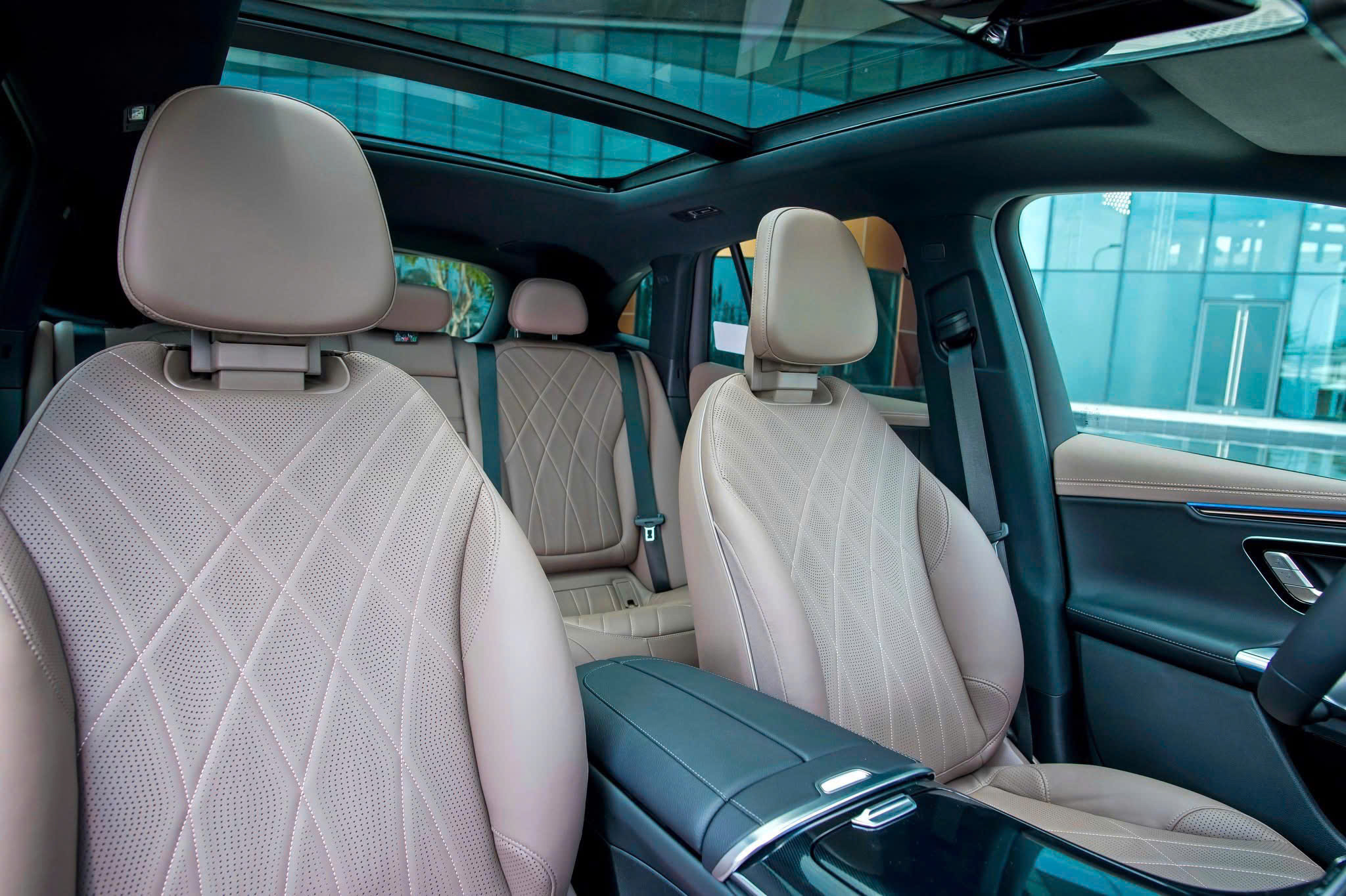 noi-that-eqe-500-suv