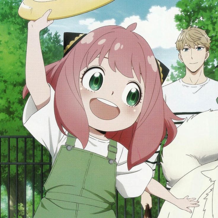 Anya chơi công viên mặc yếm xanh lá