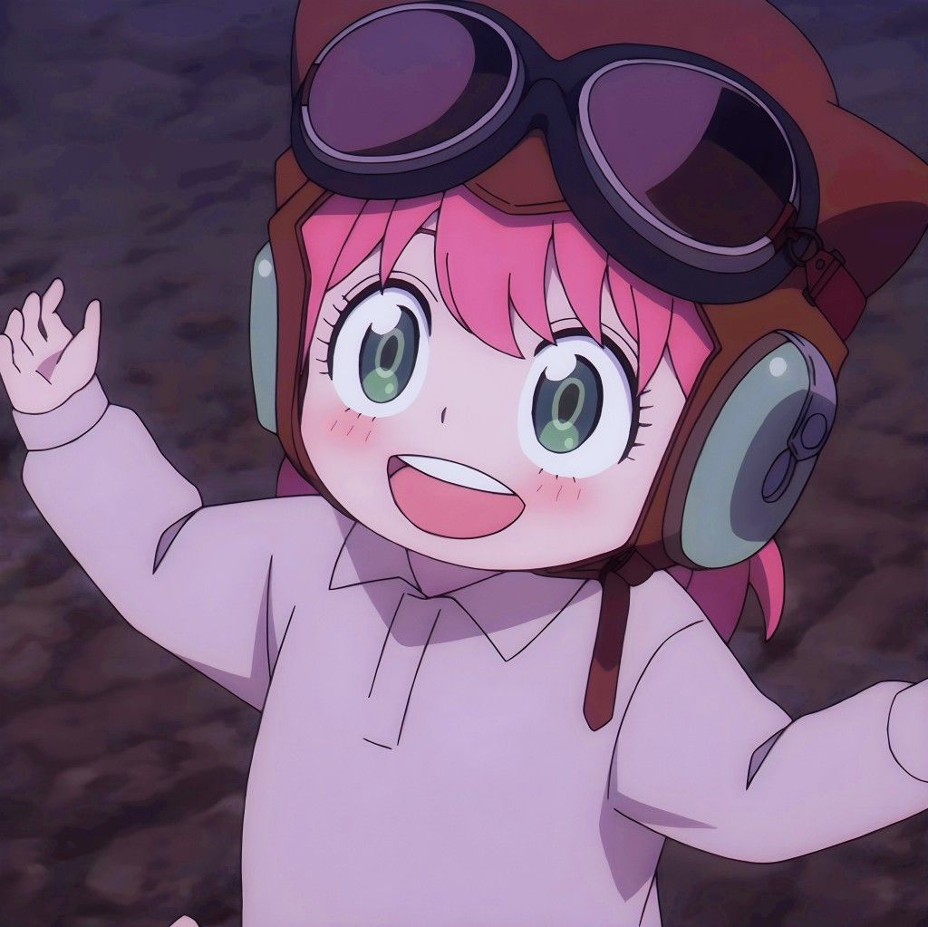 Anya đội mũ phi công cười rạng rỡ