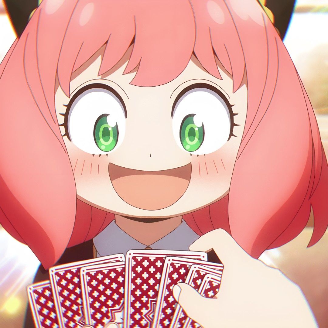 Ảnh Anya chơi bài với nét mặt hài hước