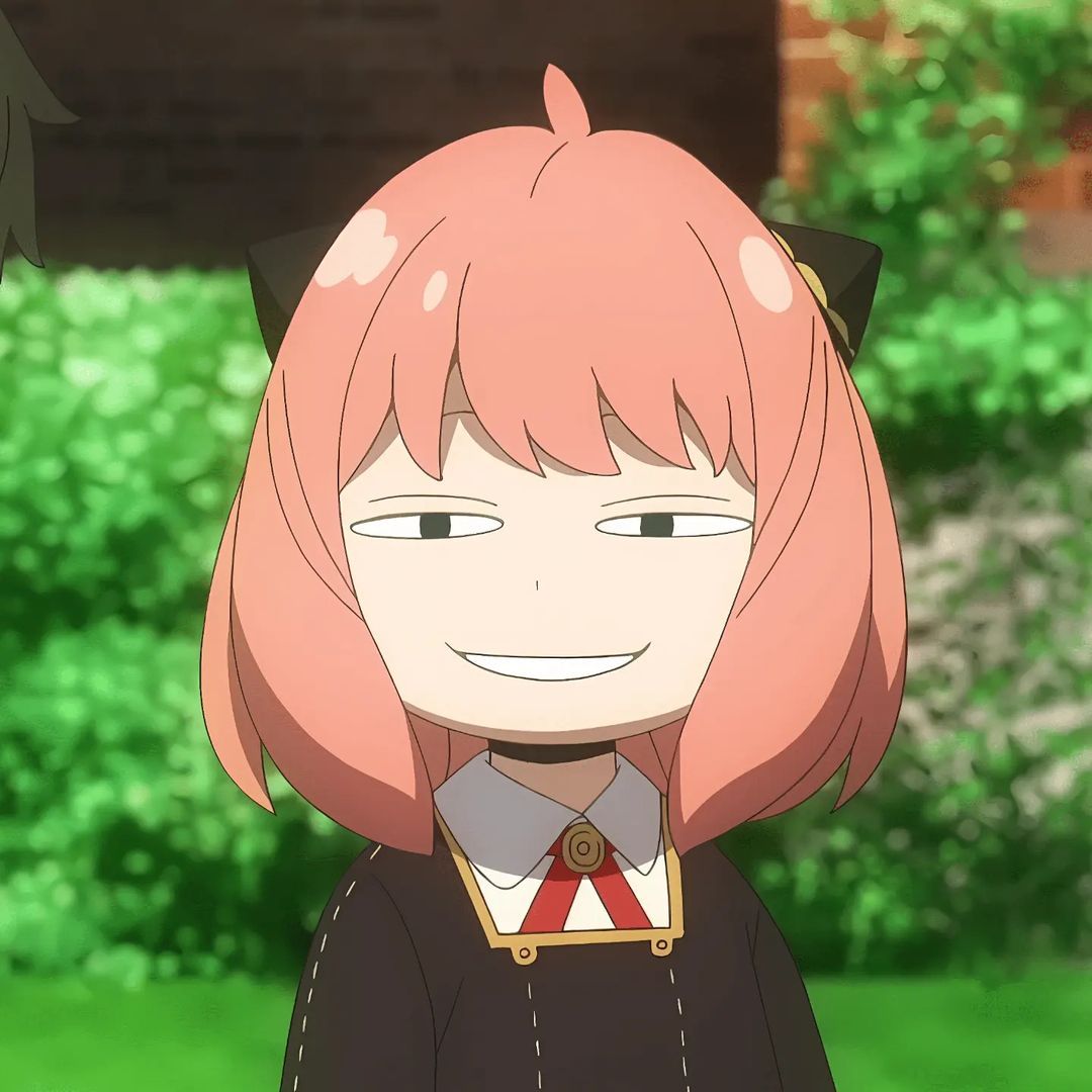 Ảnh Anya cười gian với biểu cảm lém lỉnh