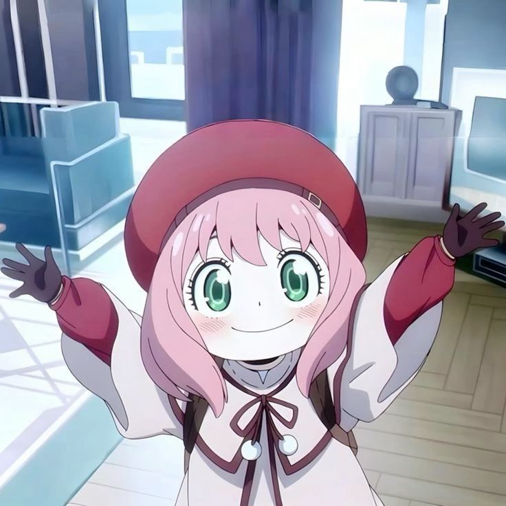 Ảnh Anya đội mũ đỏ và cười tươi