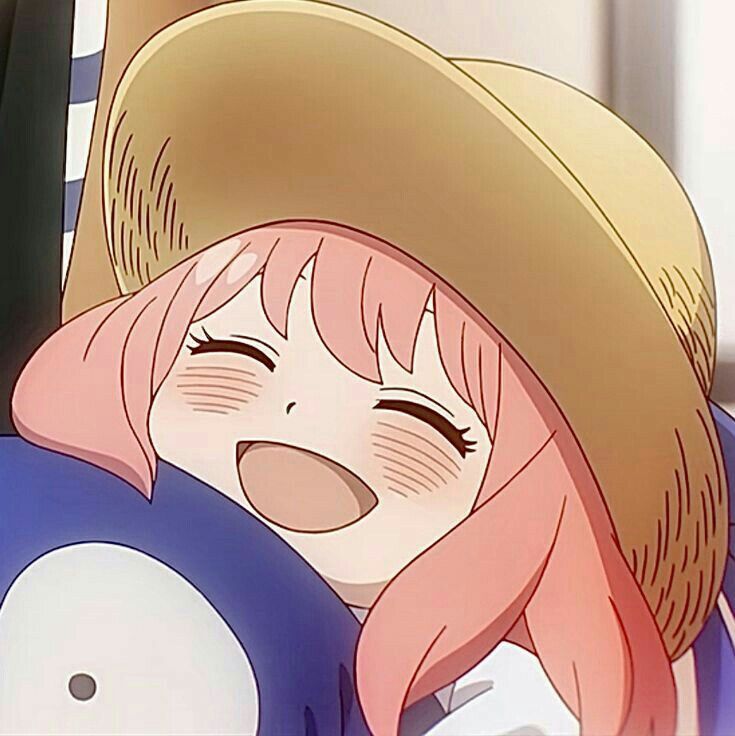 Ảnh Anya đội mũ rơm ôm gấu ngủ ngon