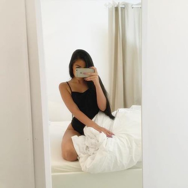 Hoặc chị em có thể chọn một bộ bodysuit màu đen và dùng chiếc chăn làm đạo cụ để khoe cơ thể nửa kín nửa hở quyến rũ.