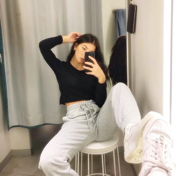 Những cô nàng thích style cá tính, năng động có thể diện trang phục thể thao rộng rãi và ngồi ghế giơ một chân trước gương. Hãy đi giày và chú ý làm sạch phần đế trước khi chụp.