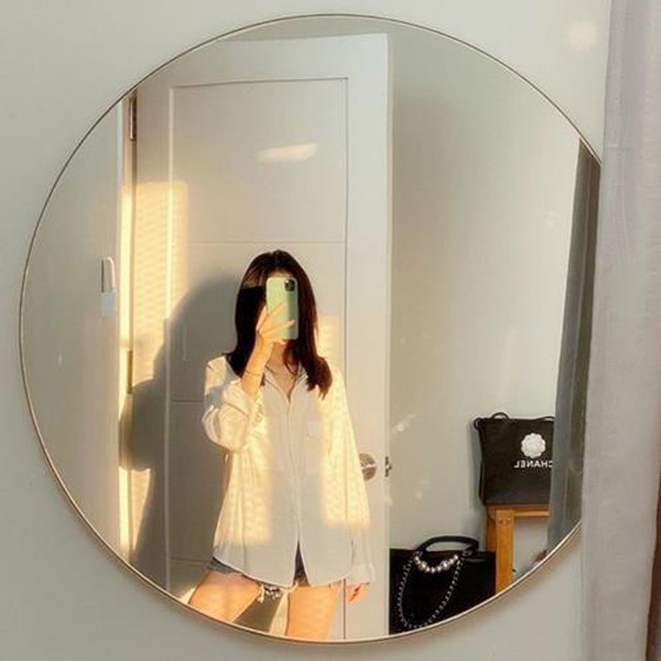 Chỉ diện một chiếc áo sơ mi theo phong cách giấu quần như thế này cũng đủ giúp nàng có bức ảnh hút mắt rồi.