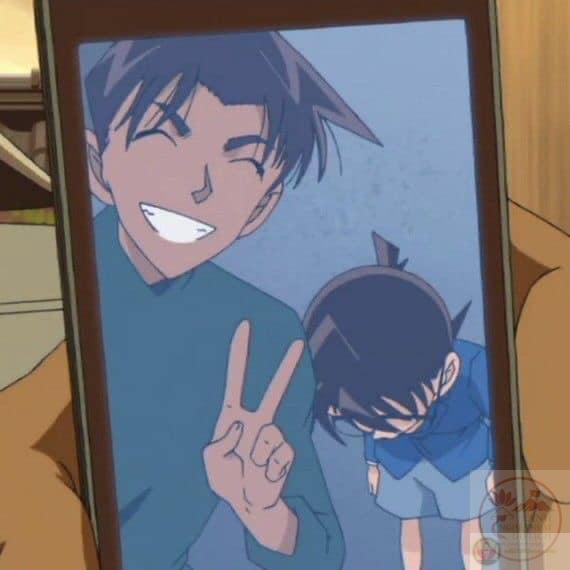 Meme từ hình Conan cùng chiếc nơ đỏ đặc trưng