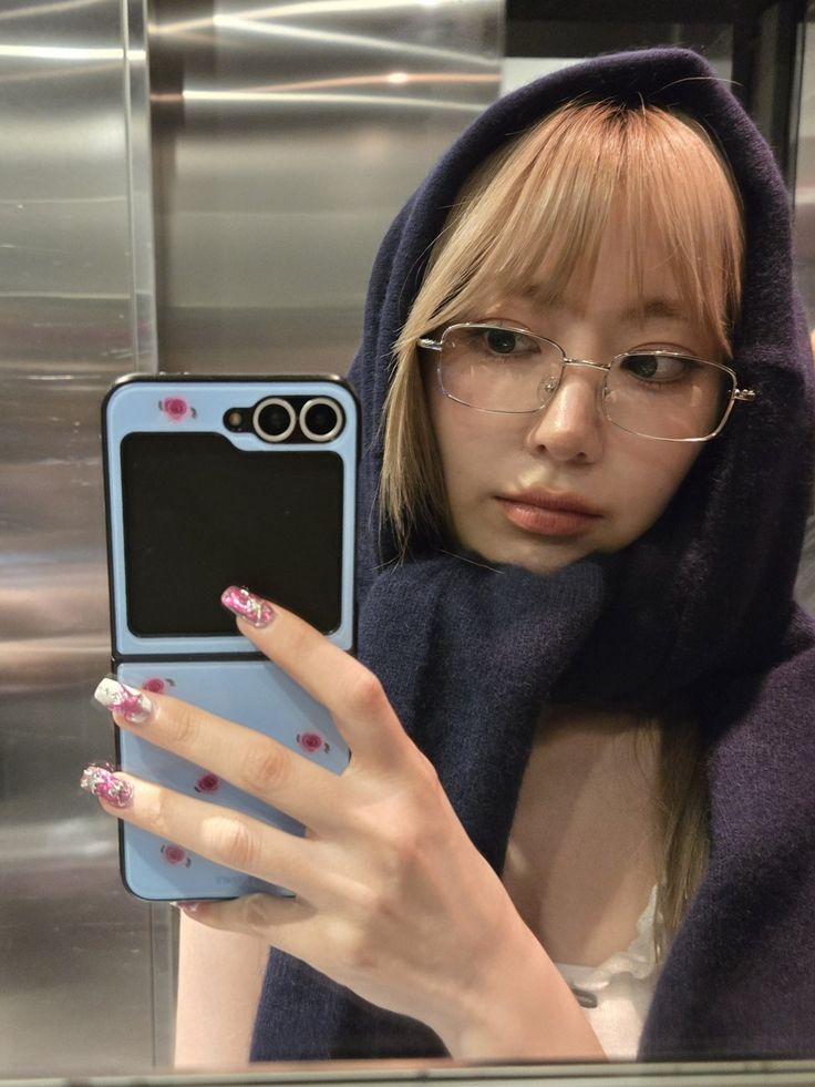 Đứng một mình trước gương, nhưng thần thái là chuyện của cả thế giới.