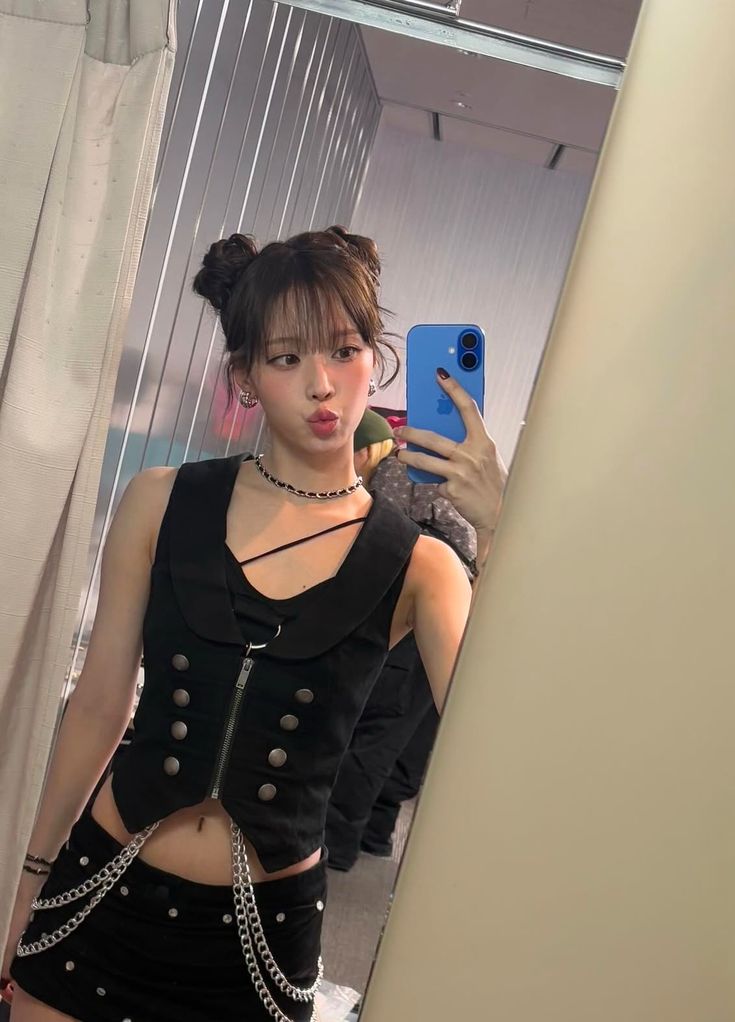 Cách cầm điện thoại chụp ảnh trước gương