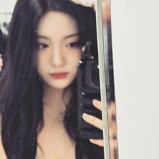 Gương giúp soi mặt, nhưng dáng đứng mới soi tính cách.