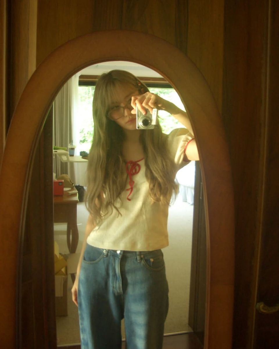 Gương không phản chiếu dáng, chỉ phản chiếu vibe.