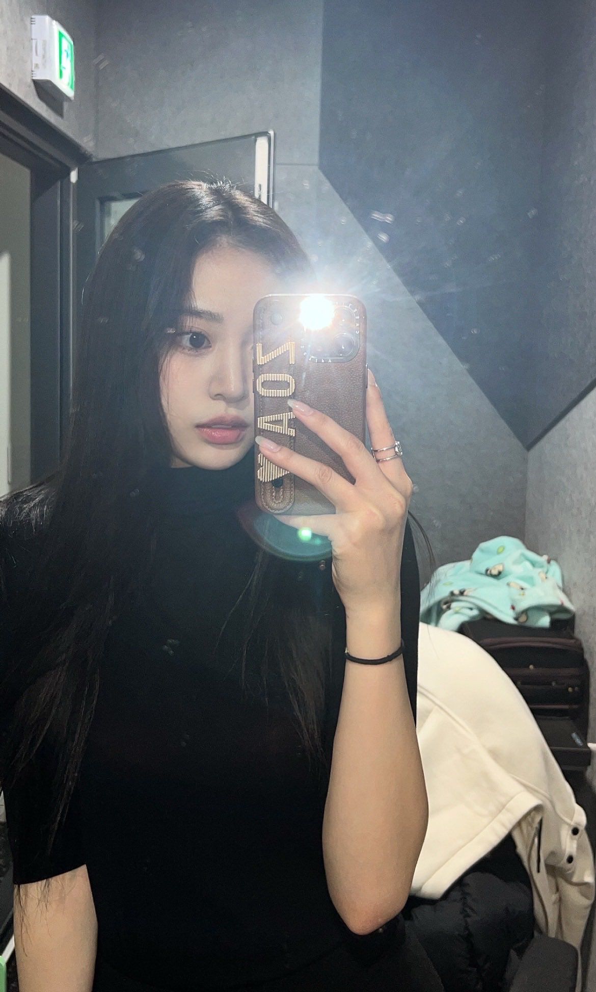 Cách chụp ảnh trước gương che mặt