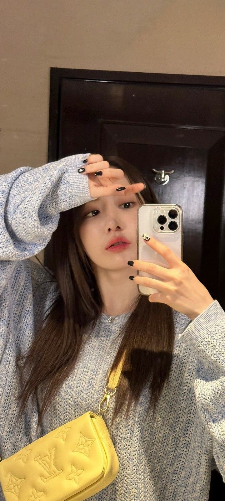 Gương là bạn thân của mọi tâm trạng dễ lung lay