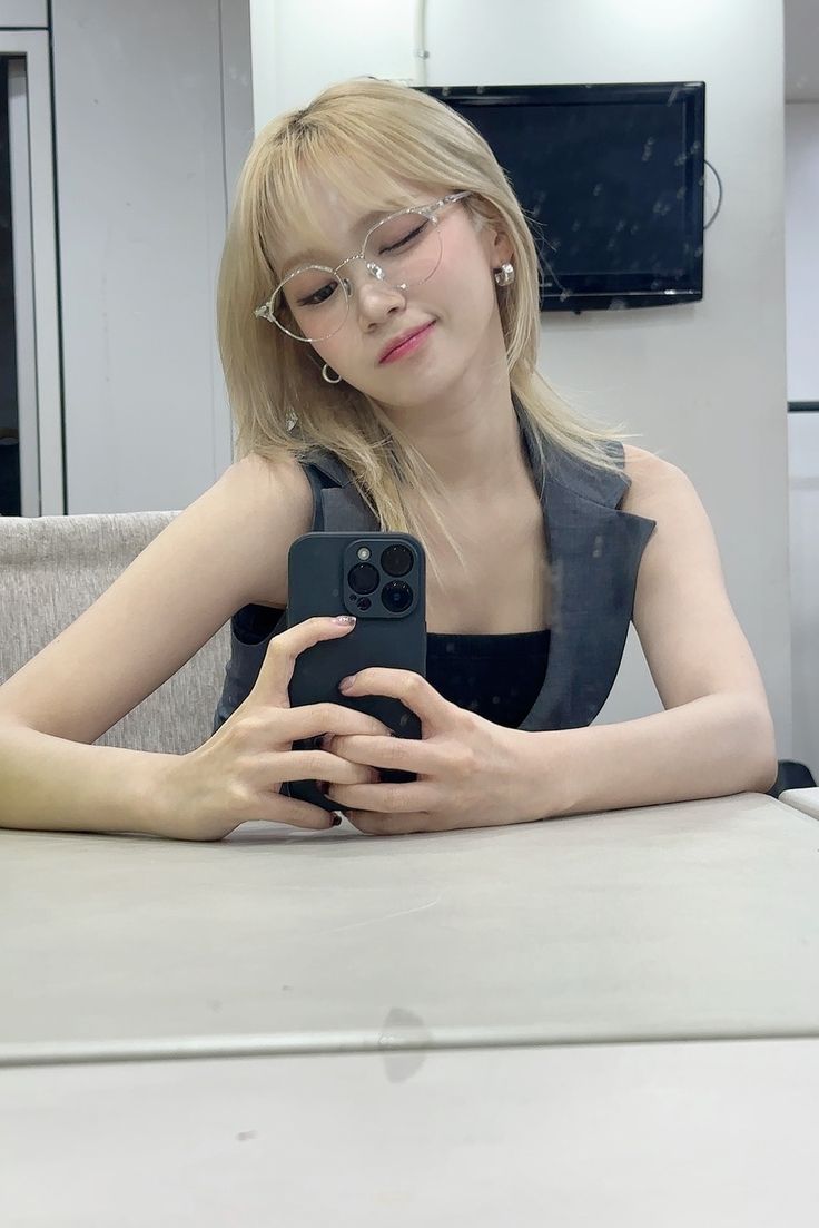 Gương lặng lẽ, còn em thì không