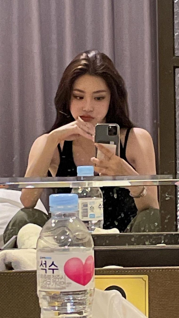 Gương ở đây, và em cũng vậy