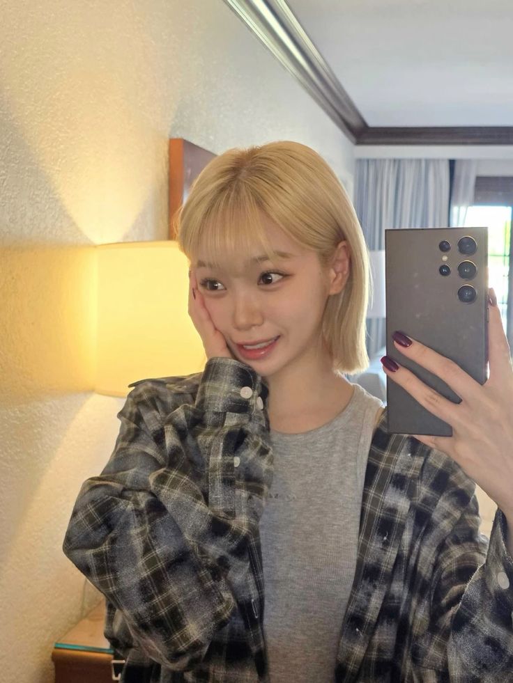 Gương phản chiếu, nhưng ánh nhìn là của riêng mình