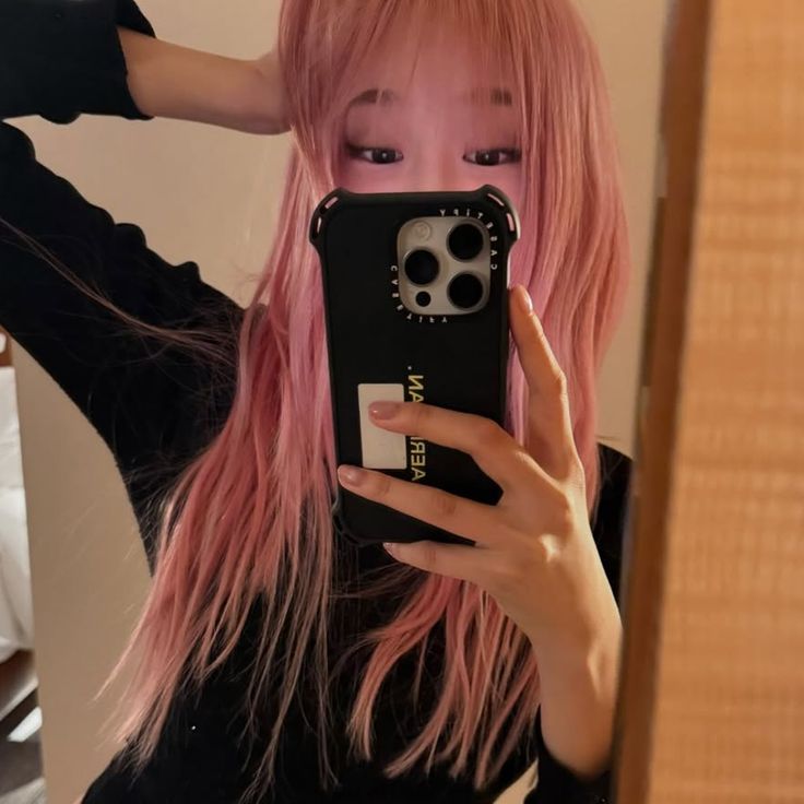 Không nhìn camera, chỉ nhìn mình trong gương.