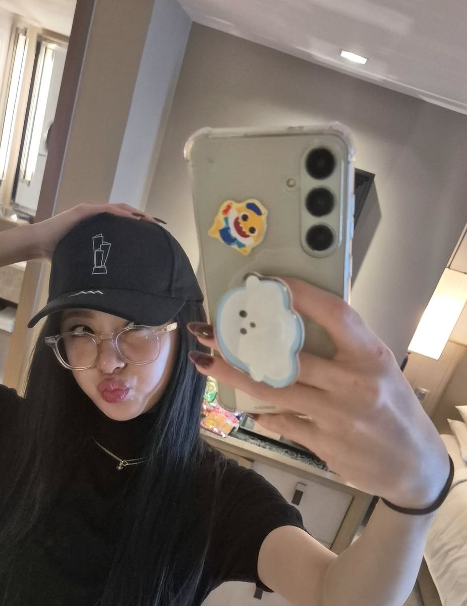 Một khoảnh khắc tĩnh lặng trước khi bước ra ngoài