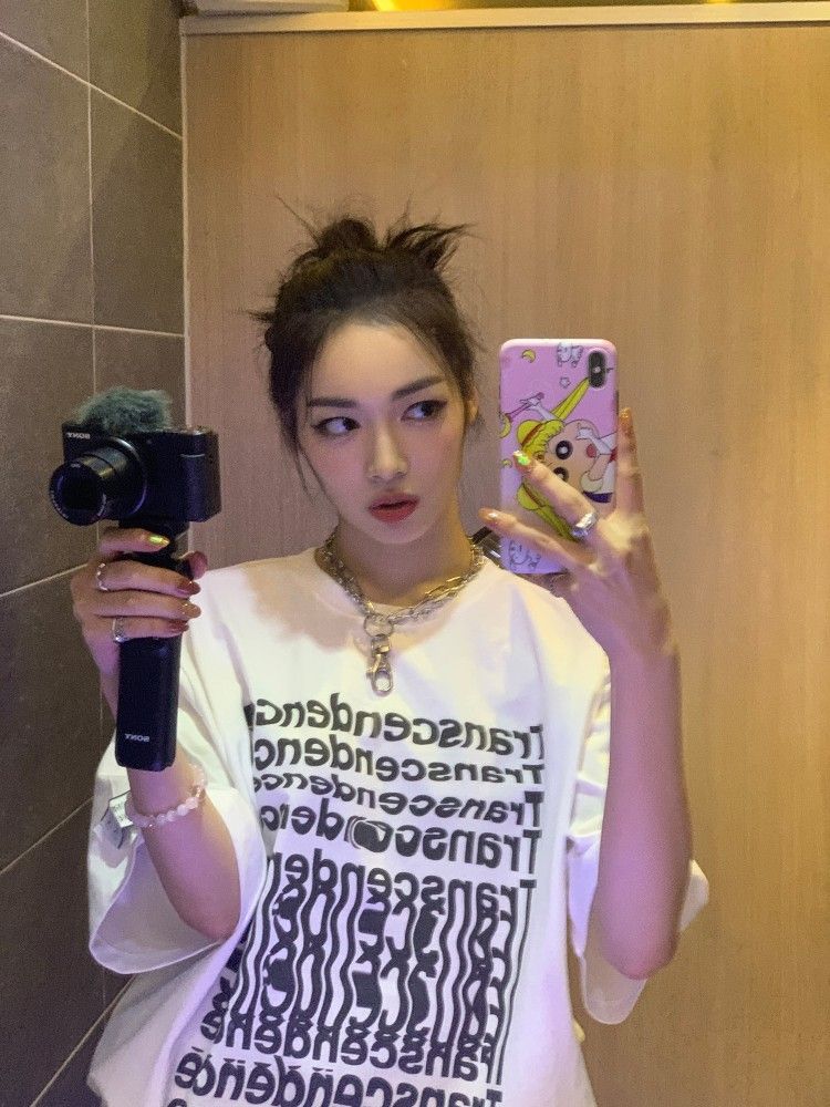 Tóc rối vẫn đẹp trong ánh đèn phòng tắm