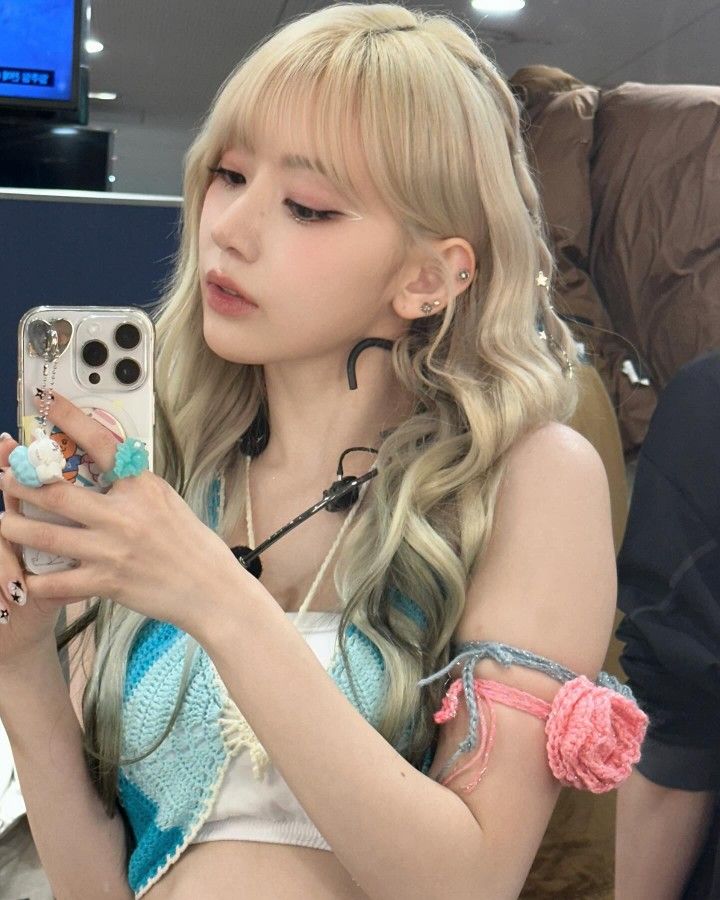 Tạo dáng thì tùy, còn đẹp thì là bản năng.