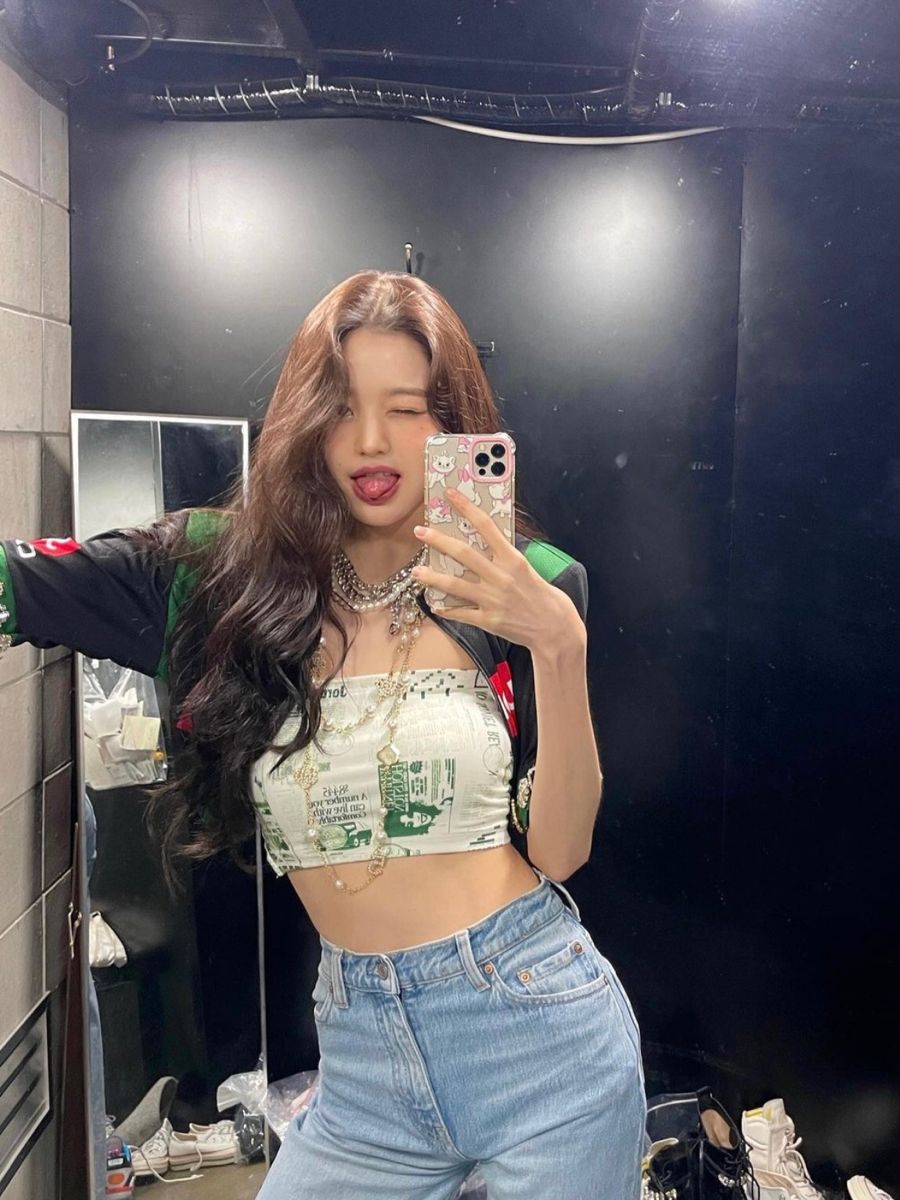 Chụp ảnh trước gương nữ