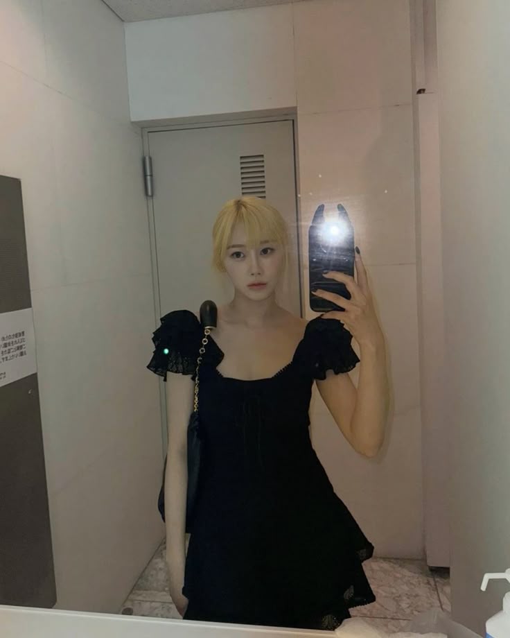 Ánh mắt trong gương mang nhiều lời chưa nói.