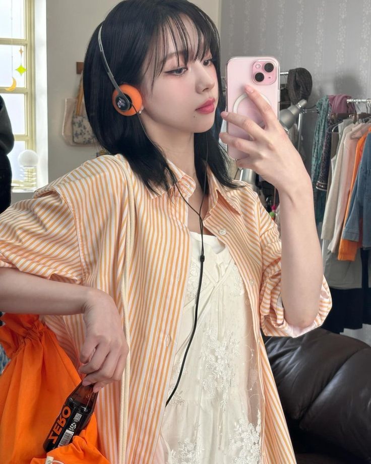 Ánh nhìn trong gương cũng cần một caption hay.