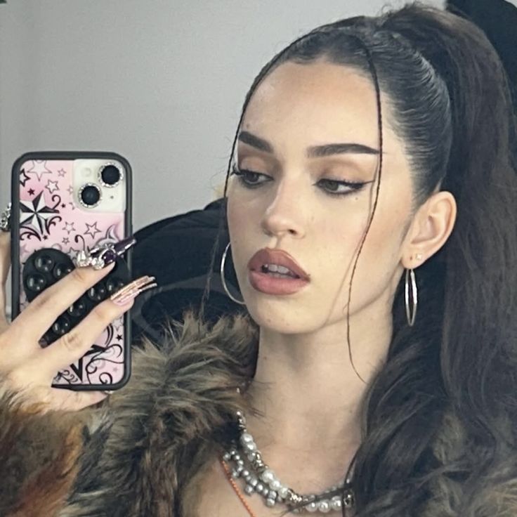 Gương im lặng, mình cũng vậy