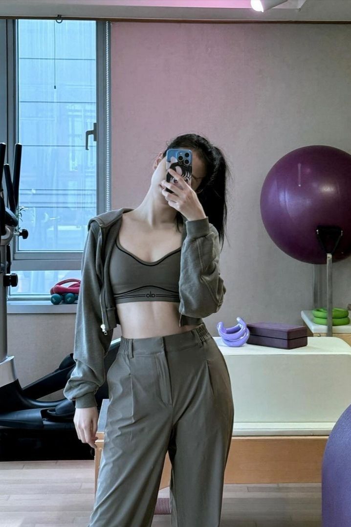 Trên vai là tóc, trong gương là mình