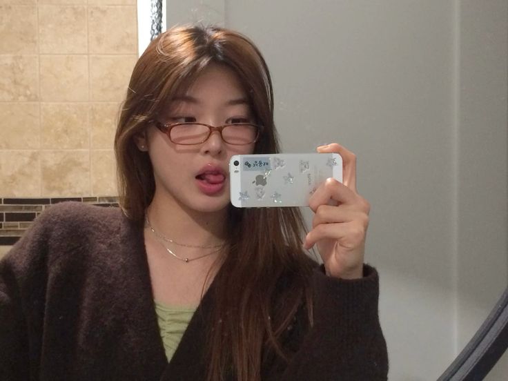 Mắt nhìn gương, lòng nhìn về nơi khác