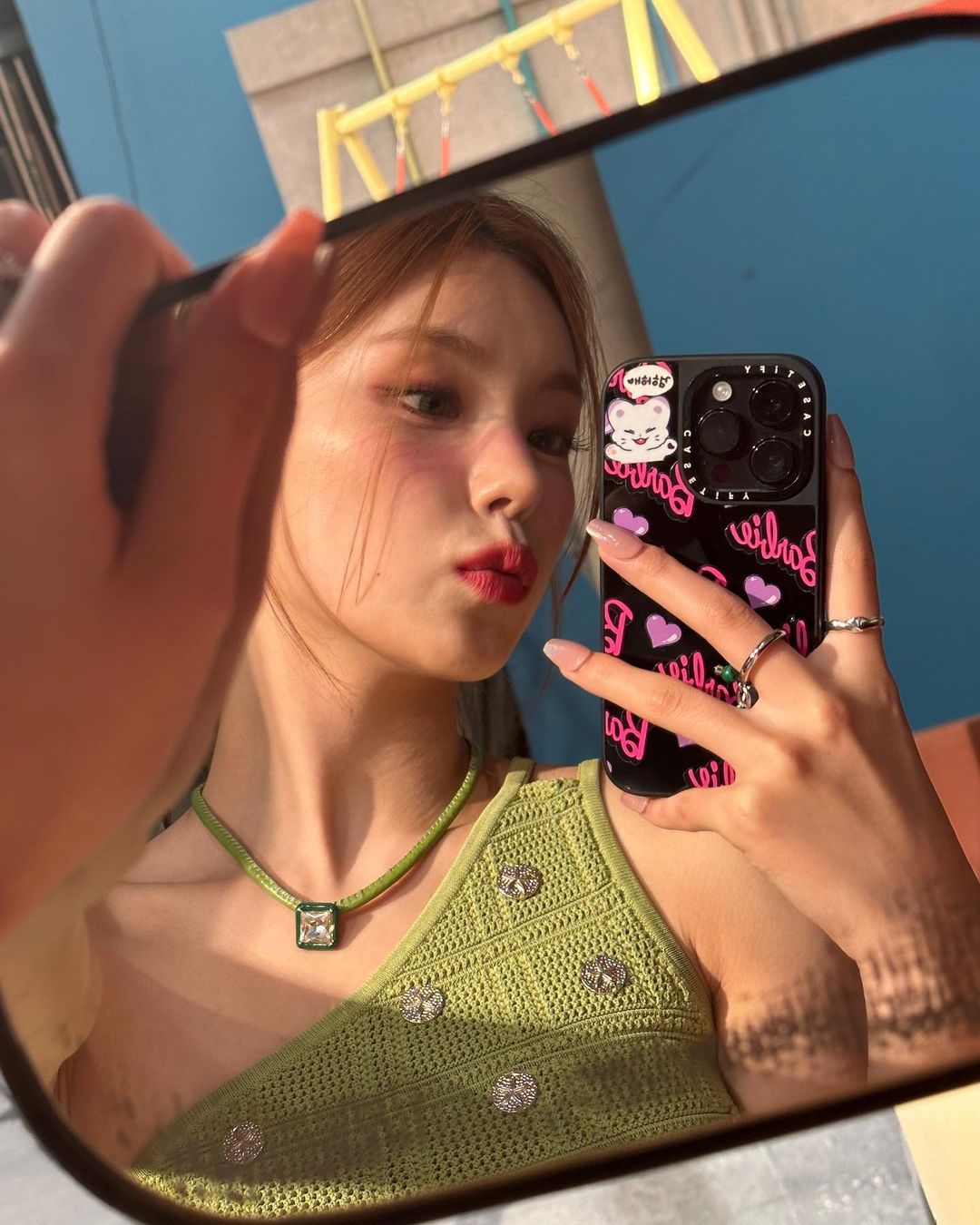 Một ánh nhìn trôi vào gương, cả ngày ngẩn ngơ