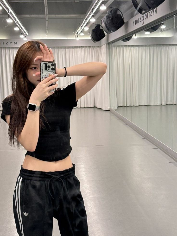 Ánh mắt em giấu điều gì trong gương