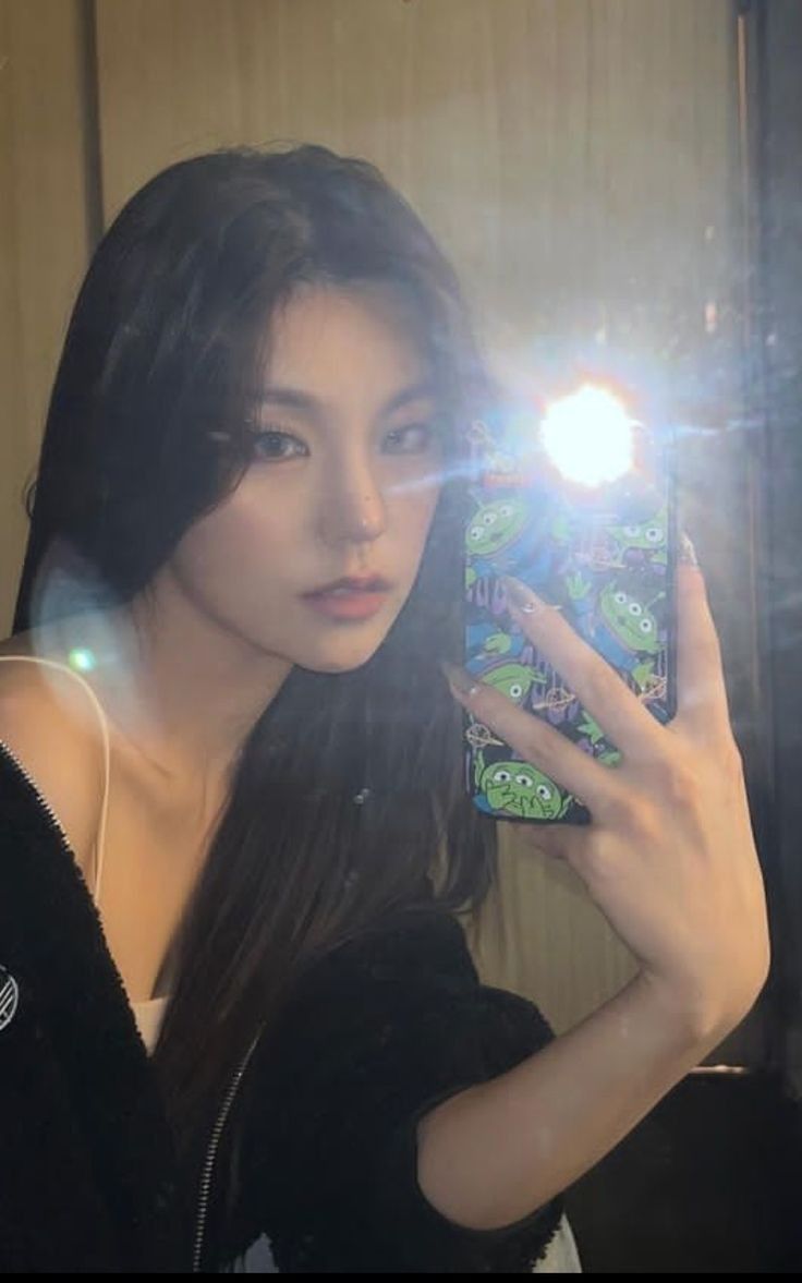 Ánh sáng trong gương luôn biết nịnh mắt