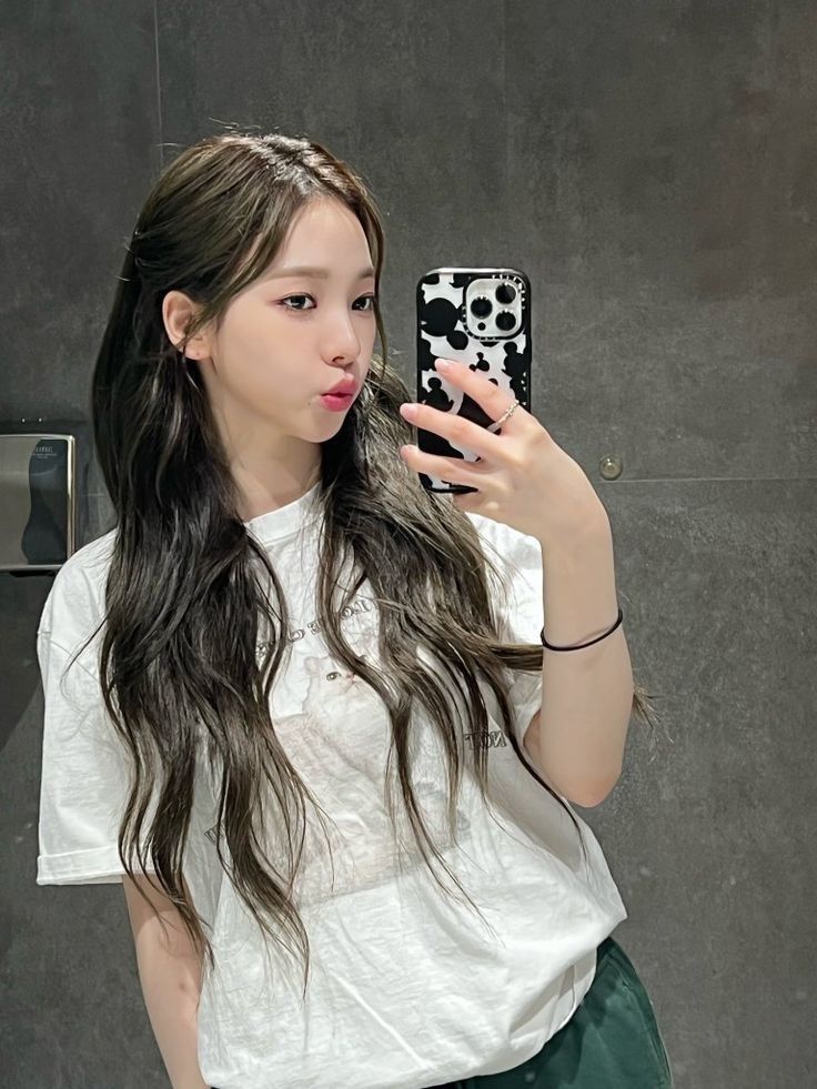 Chọn outfit kỹ rồi thì ảnh gương không thể hờ hững.