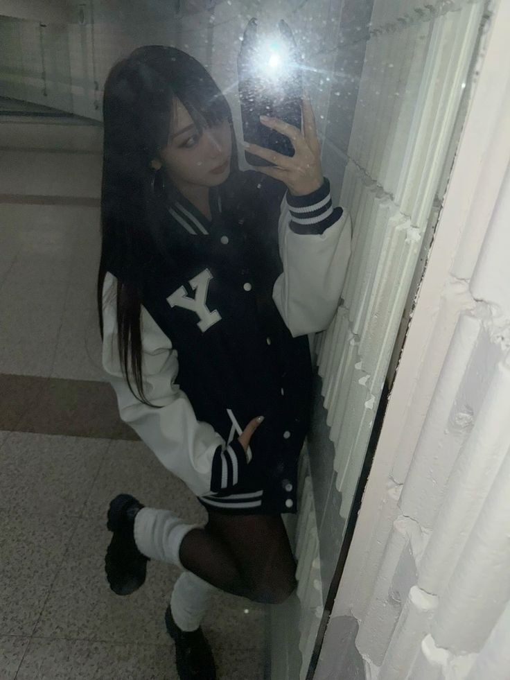 Chụp gương không để khoe hình, mà để giữ vibe.