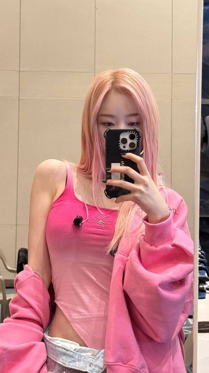 Chụp gương là dạng chill nhất của tự yêu mình.