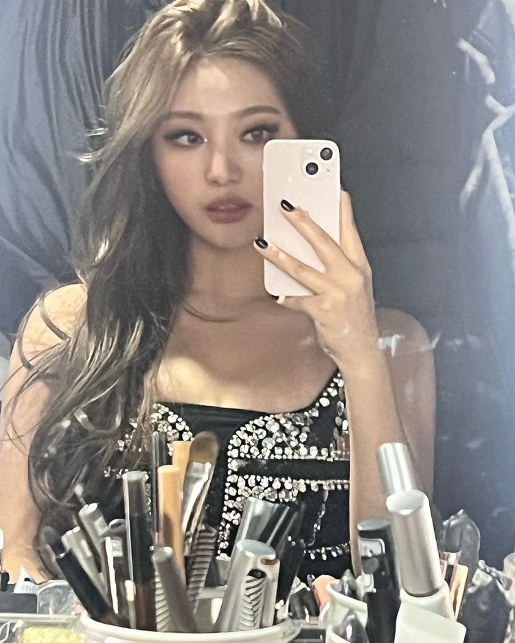 Chụp trước gương không để thấy mình, mà để thấy phiên bản tốt nhất.