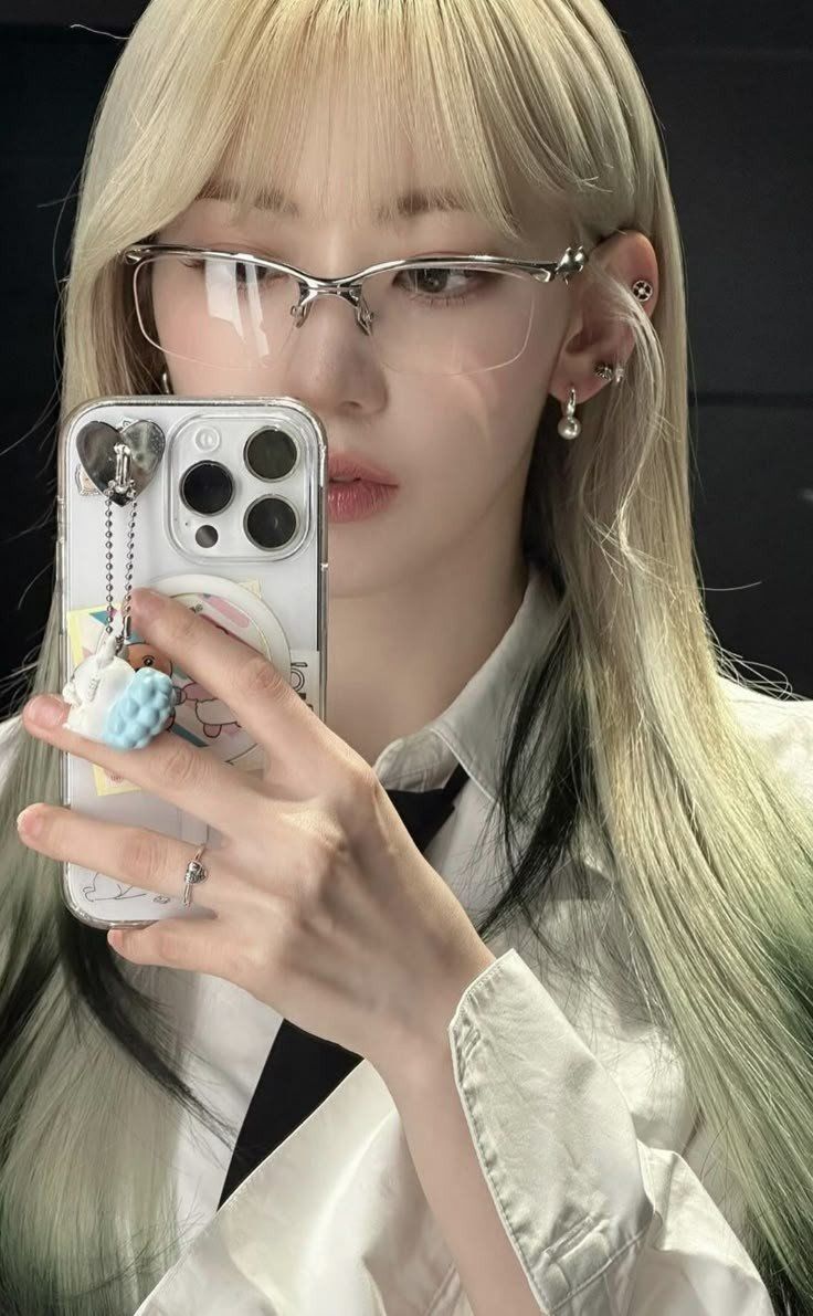 Chụp trước gương là nghệ thuật không cần đạo cụ.