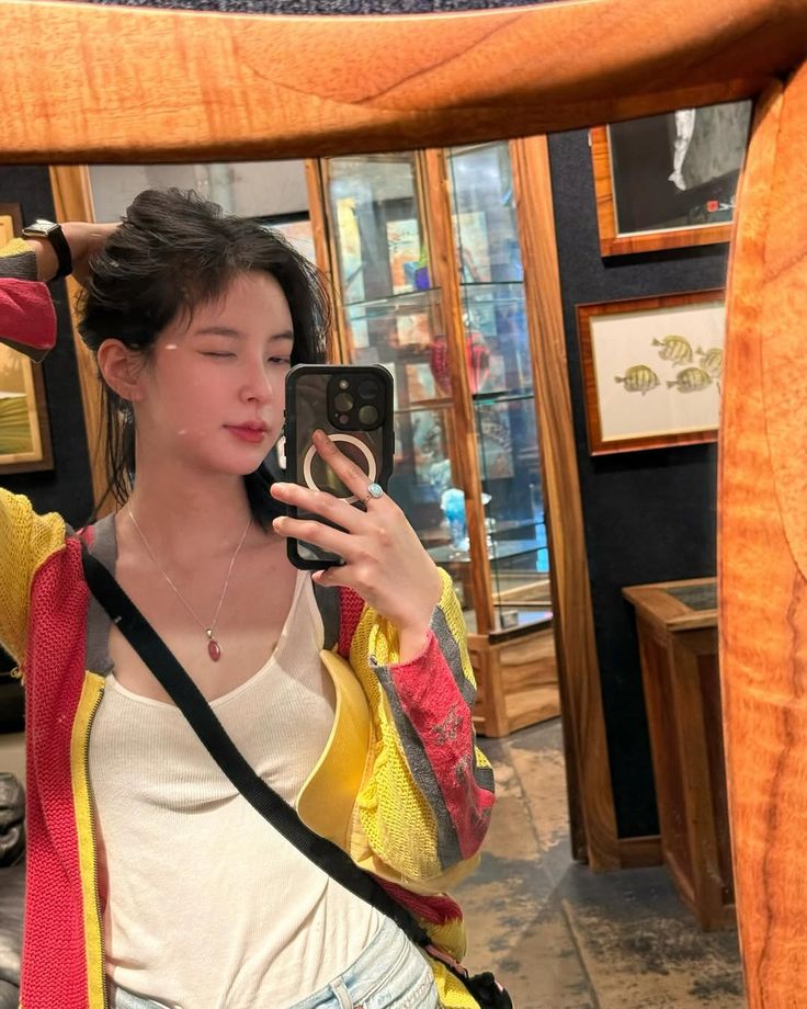 Thích sự im lặng của gương hơn lời nói của người