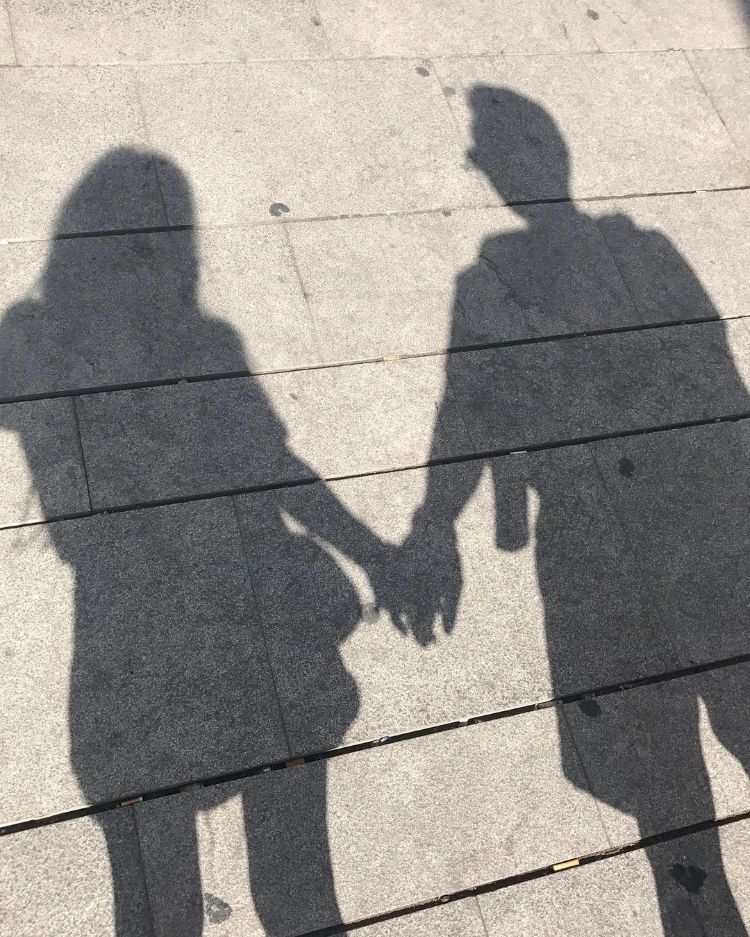 Chụp ảnh bóng nắm tay người yêu