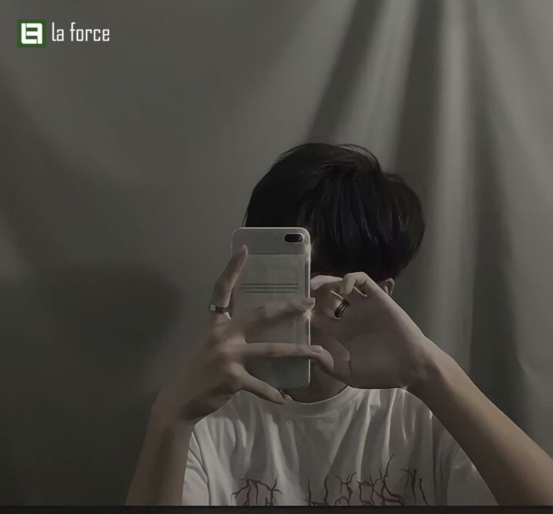 Selfie trước gương nam