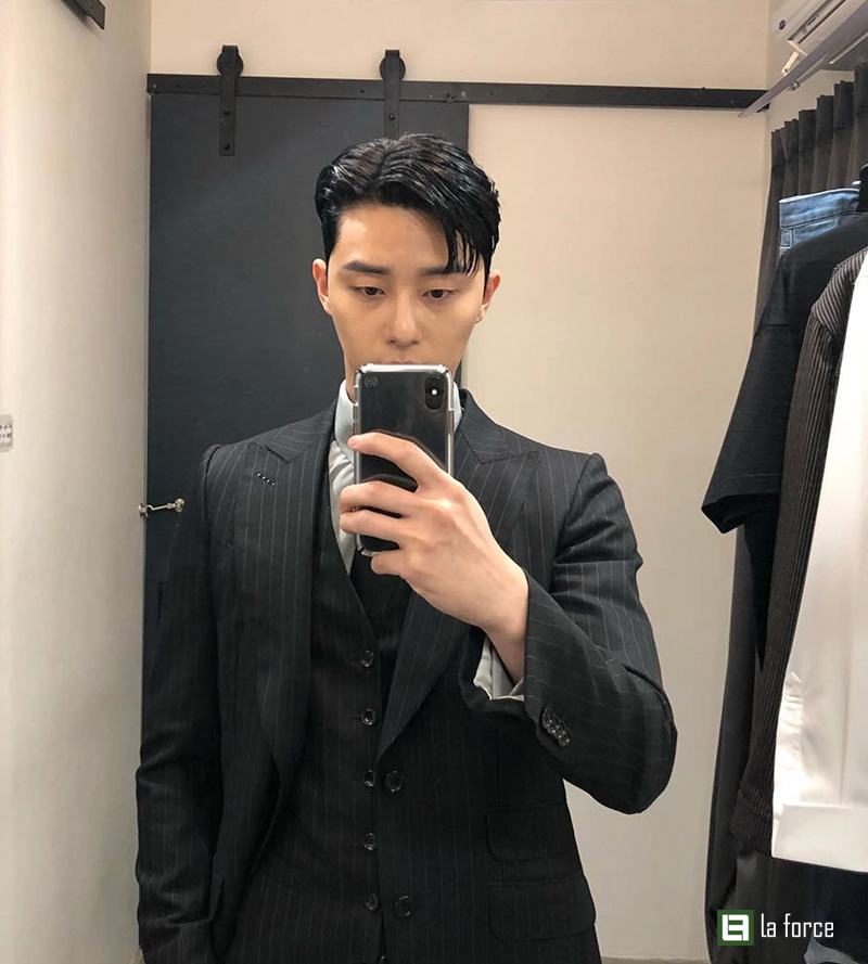 Tạo dáng chụp ảnh trước gương nam