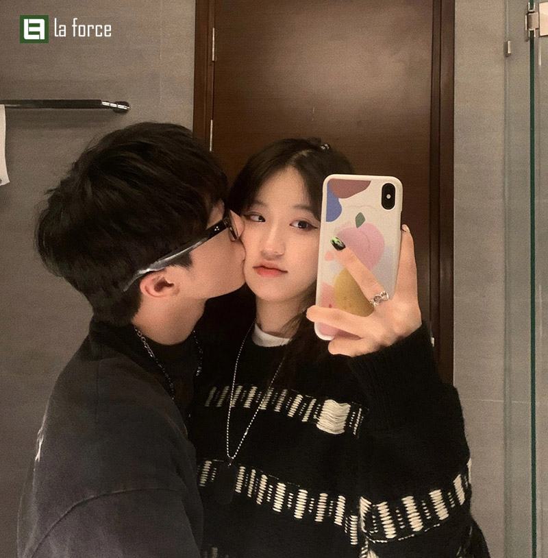 Tạo dáng chụp ảnh trước gương nữ cùng người yêu