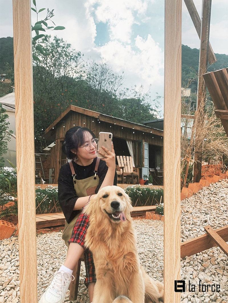 Chụp ảnh trước gương ở quán cafe