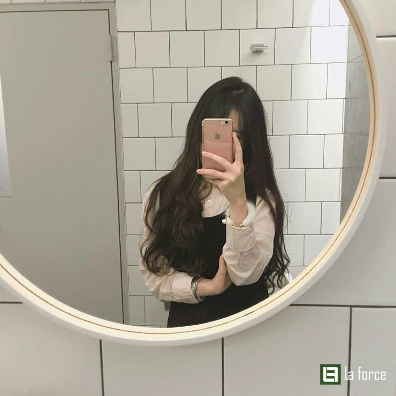 Ảnh chụp trước gương che mặt nữ