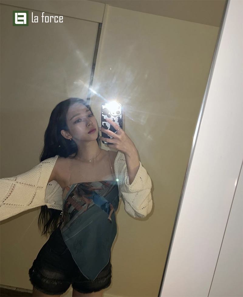 Chụp ảnh trước gương với đèn flash