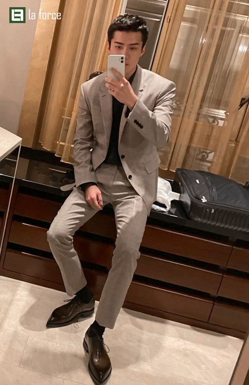 Chụp ảnh trước gương nam cool ngầu