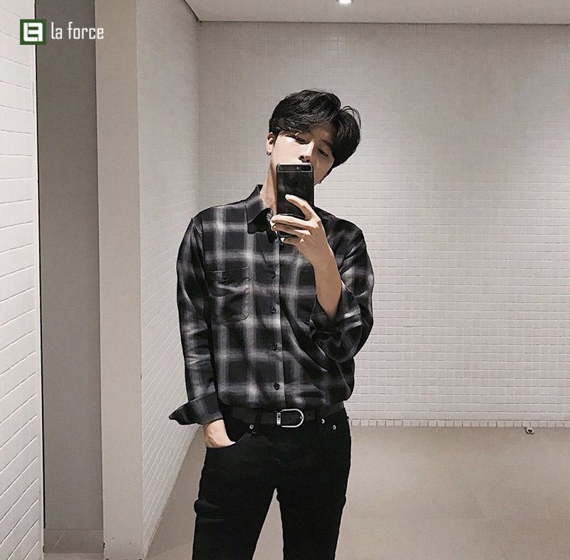 Kiểu chụp ảnh trước gương nam