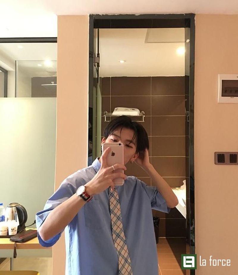 Dáng chụp ảnh trước gương nam